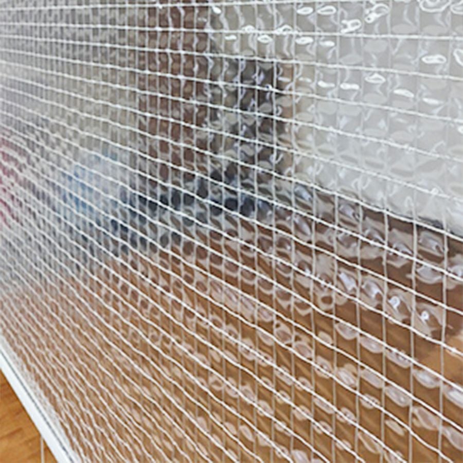 糸入り透明ビニールロールスクリーンの生地アップ画像